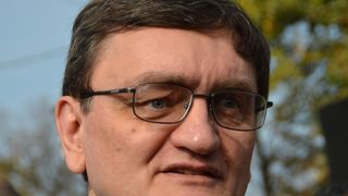 Un fost prim-ministru al Romaniei castiga 27.000 de lei pe luna! Victor Ciorbea si sotia lui, Lacrima, formeaza un cuplu de milioane, dar au conturile goale