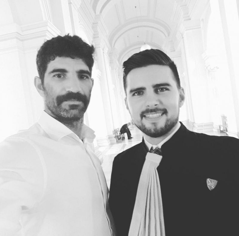 Cuzin Toma si avocatul lui, dupa ce au invins banca in instanta