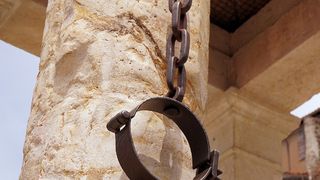 Studenta de 19 ani biciuita in public de 100 de ori ca a facut sex cu un alt barbat in afara de sotul ei. "Doare ingrozitor" - Umilinta la care sunt supuse femeile care gresesc