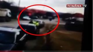 Un barbat aflat in cautarea unui loc de munca, batut in strada de politisti. Aparent, ei s-au napustit asupra lui din senin