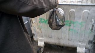 Mama din Vaslui care si-a aruncat bebelusul la gunoi a fost prinsa. Femeia a fost identificata dupa un bon fiscal