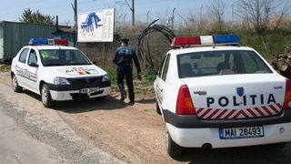 Caz socant in Bacau - Un tata s-a baricadat in casa cu copiii si a dat foc imobilului - Mai mult, omul a atacat salvatorii cu cocktail-uri Molotov