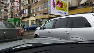 Imaginea zilei vine din Bucuresti. Ce si-a pus un sofer in loc de oglinda laterala. Doar in bancuri ai mai auzit de asa ceva
