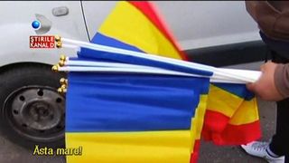 De 1 Decembrie, romanii fac bani din vanzarea steagurilor in intersectii. Fiecare zona cu pretul ei