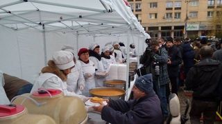 Imbulzeala la mancarea gratis oferita de primarii, de Ziua Nationala!