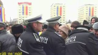 Imbulzeala la Iasi, de Ziua Nationala. Moldovenii s-au calcat in picioare ca sa ajunga la fasole cu carnati. Politistii au fost depasiti de situatie