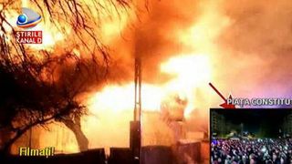 Clipe de panica pentru zeci de oameni. Flacarile puternice amenintau intreaga comuna, iar pompierii sositi la fata locului au ramas fara apa