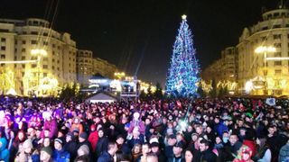 Luminile de sărbători au fost aprinse &icirc;n Capitală: peste trei milioane de beculeţe, pe un traseu de 29 de kilometri