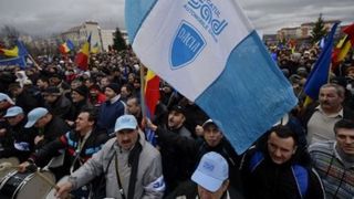 Sute de angajati ai uzinei Dacia au protestat fata de conditiile in care sunt transportati catre si de la locul de munca. Reactia companiei