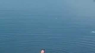 Incredibil. Un bucurestean a fost filmat facand baie in Lacul Morii cand temperatura abia trecuse de zero grade