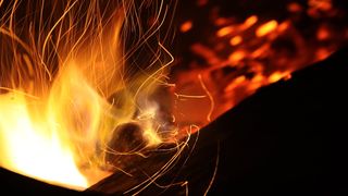 Femeie gasita carbonizata in urma unui incendiu provocat de un cos de fum neizolat