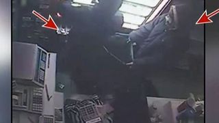 Au furat doi saci de tigari dintr-un magazin fara ca nimeni sa ii deranjeze si s-au facut nevazuti. Cum au actionat indivizii