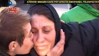 Fetita care a cazut de la etajul 5 al unui bloc abandonat a fost inmormantata. Mama micutei a urlat de durere langa sicriu