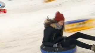 E veselie mare la munte, acolo unde zapada a pus stapanire pe partii. In scena au intrat skiurile si placile de snowboard.