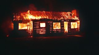 Incendiu la restaurantul unei pensiuni din judetul Caras-Severin. Pompierii au stins flacarile in timp util