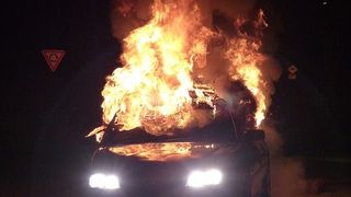 Trei masini, incendiate intr-o parcare din Resita. Pompierii cred ca este vorba despre o mana criminala