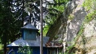 Biserica rupestra din satul buzoian Alunis, important monument istoric construit &icirc;n anul 1277, cuprinsa de flacari