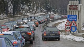 Trafic aglomerat pe Valea Prahovei, dar si in judetul Brasov. S-au format coloane de masini si pe Valea Oltului si pe A1, la intrarea in Bucuresti dinspre Pitesti | UPDATE