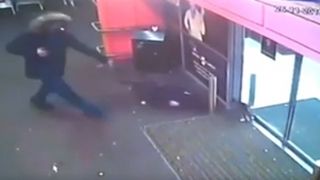 Imagini revoltatoare! Un barbat isi pune cainele sa atace o pisica. Barbatul are o explicatie halucinanta pentru gestul sau | UPDATE