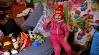 Surprize pentru Nicoleta, fetita de 5 ani crescuta de bunici. A primit daruri de la cativa oameni cu suflet chiar de ziua ei