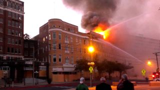 11 persoane au murit, iar alte 75 au fost ranite in urma unui incendiu izbucnit intr-un hotel