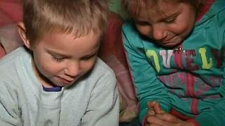 Copiii din Huedin, care isi faceau temele pe jos la lumina candelei, au primit un strop de fericire. Cine le-a adus curentul electric in casa