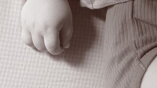 Mama al carei copil a ajuns la spital plin de vanatai are o reactie halucinanta cand i se cer explicatii. Femeia este invatata ce sa spuna ca sa nu ajunga la politie