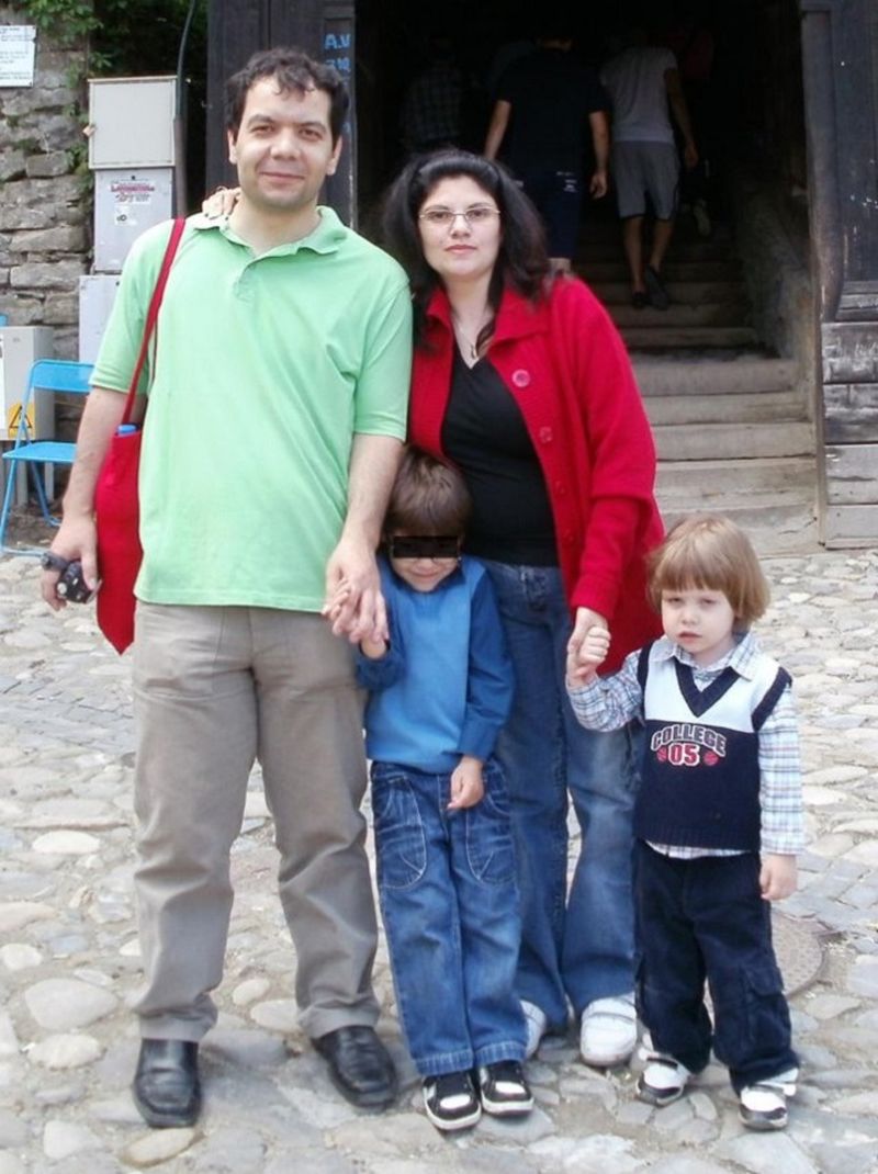 Ionut, alaturi de mama, tatal si fratele, Andrei
