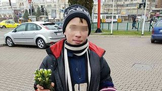 Emotionant! Doi copii vand ghiocei pe strazile Iasului pentru a-si ajuta familia saraca