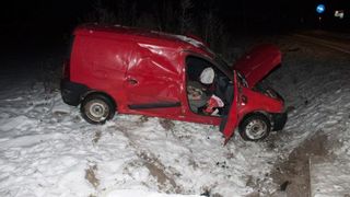 Un sofer din Bistrita, la un pas sa moara de frig dupa ce a provocat un accident. Nimeni nu a oprit sa il ajute sa iasa din autoturism