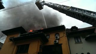 Incendiu puternic la o cladire din centrul Capitalei. Au intervenit opt autospeciale de stingere si patru ambulante SMURD. Doua persoane au nevoie de ingrijiri medicale