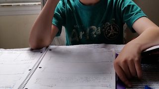 Este oficial: Elevii vor avea mai putine teme pentru acasa. In perioada vacantelor, nu se vor da teme