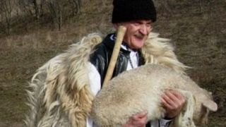 Cel mai batran angajat din Romania are 99 de ani si este cioban. Ce premiu a primit de la Consiliul Judetean