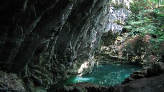 Lacul "Dracului", lacul din Romania de care nicio vietate nu se apropie. Ce spune legenda ca se intampla cu oamenii care fac baie aici - E terifiant