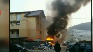 Incendiu din razbunare? Un bloc a fost la un pas de a fi inghit de flacari, dupa ce ghenele cu gunoaie neluate de mai multe saptamani au luat foc.