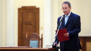 Presedintele Curtii Constitutionale castiga de 22 de ori mai mult decat sotia! Valer Dorneanu are venituri impresionante