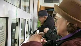 Batranii nostri se imprumuta ca sa aiba sa puna o paine pe masa la Craciun. Unii se imprumuta doar ca sa isi plateasca datoriile