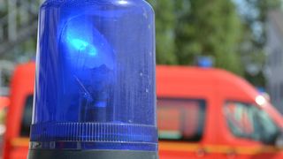 Angajat al Serviciului de Ambulanta Galati, filmat in timp ce tranteste telefonul mobil al unui tanar care l-a intrabat de ce a intarziat ambulanta