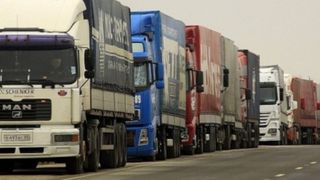 Coloana de autocamioane pe cativa kilometri, in Vama Nadlac II, din cauza unor controale facute de autoritatile ungare