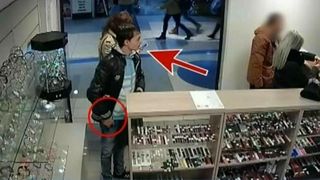 Furt incredibil intr-un mall din Capitala. Totul s-a desfasurat in 10 secunde!