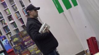 Remus Truica, surprins de paparazzi la librarie! Fostul sef de cabinet al lui Adrian Nastase este un mare amator de lectura!