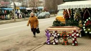 Imagine macabra pe o strada din centrul Iasului. Pe un bulevard intens circulat, sunt expus ca la targ sicrie si coroane mortuare!