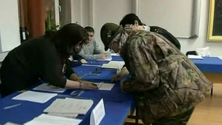 Un vanator, primul votant din Baia Mare. Si maicutele de la Manastirea Agapia s-au prezentat la urne