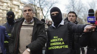 Medicul Gheorghe Burnei castiga peste 7.000 de euro pe luna! Ortopedul acuzat ca face experimente pe pacienti si ca a luat mita are doua apartamente, o casa si 35.000 de euro in conturi!