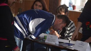 Un barbat din Buzau, fara maini, a mers la vot. A tinut buletinul de vot in dinti si l-a introdus in urna