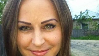 Olt: Parintii unei tinere au primit poze cu aceasta zacand intr-o balta de sange, cu un cutit infipt in piept