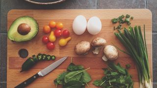 Scumpirile de alimente care au avut loc in luna noiembrie. Nimeni nu a simtit inca diferentele astea. Ouale, fructele si legumele s-au scumpit cel mai mult