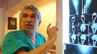 "Fetita cu oasele de sticla", operata acum 10 ani de Gheorghe Burnei, are un mesaj emotionant pentru medic: "Sa-i dea Dumnezeu sanatate si mult noroc in viata domnului doctor!"