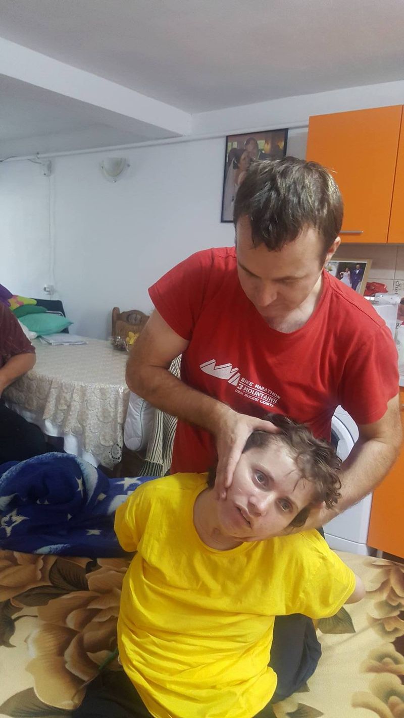 Iulia este acum acasa, iar cel care o ajuta este sotul ei, Laurentiu
