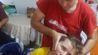 Iulia este acum acasa, iar cel care o ajuta este sotul ei, Laurentiu